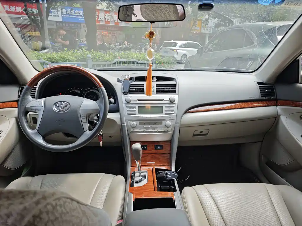 Toyota Camry — миниатюра 12