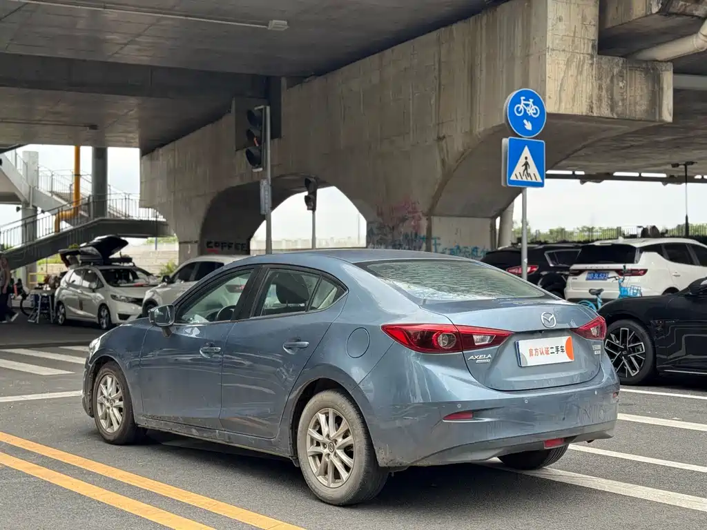 Mazda Mazda3 3 2017 1.5L AT Luxury V