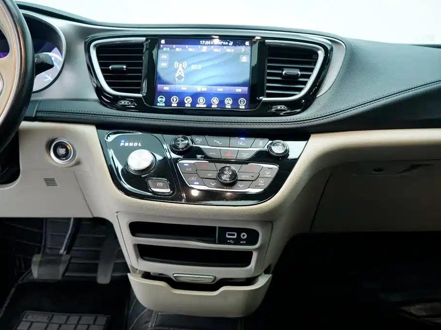 Chrysler Grand Voyager PHEV (Import) — миниатюра 17