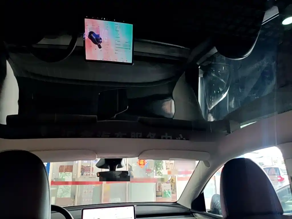 Tesla Model Y — миниатюра 18
