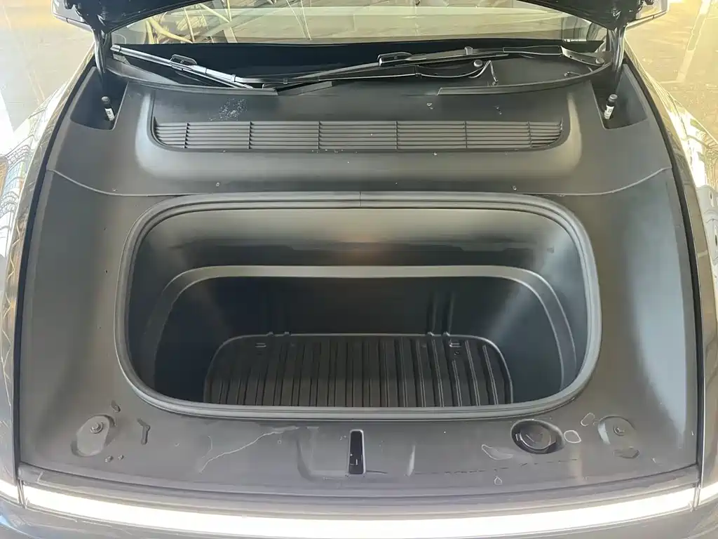 Tesla Model Y — миниатюра 19