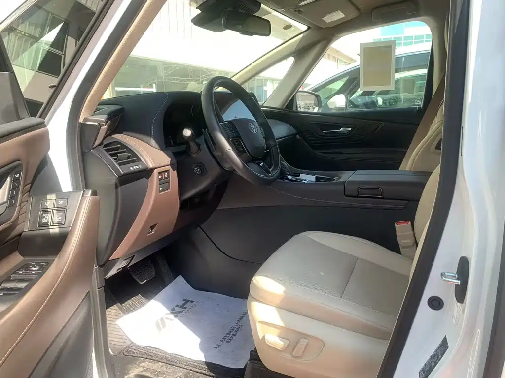 Toyota Alphard — миниатюра 5