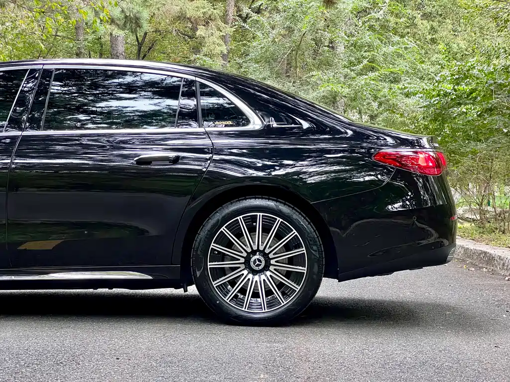 Mercedes-Benz E-Class — миниатюра 16