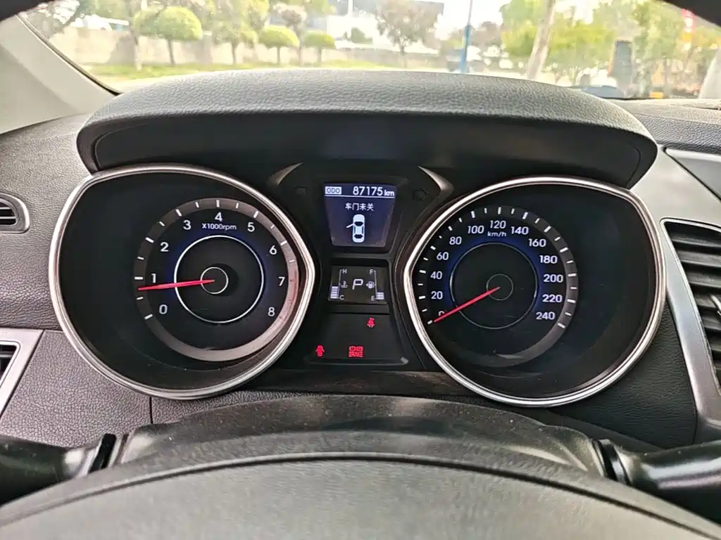 Hyundai Elantra Langdong — миниатюра 12