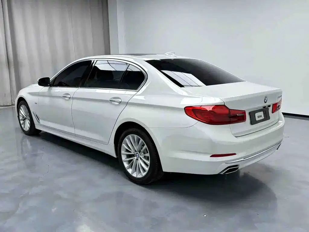 BMW 5 Series — миниатюра 9