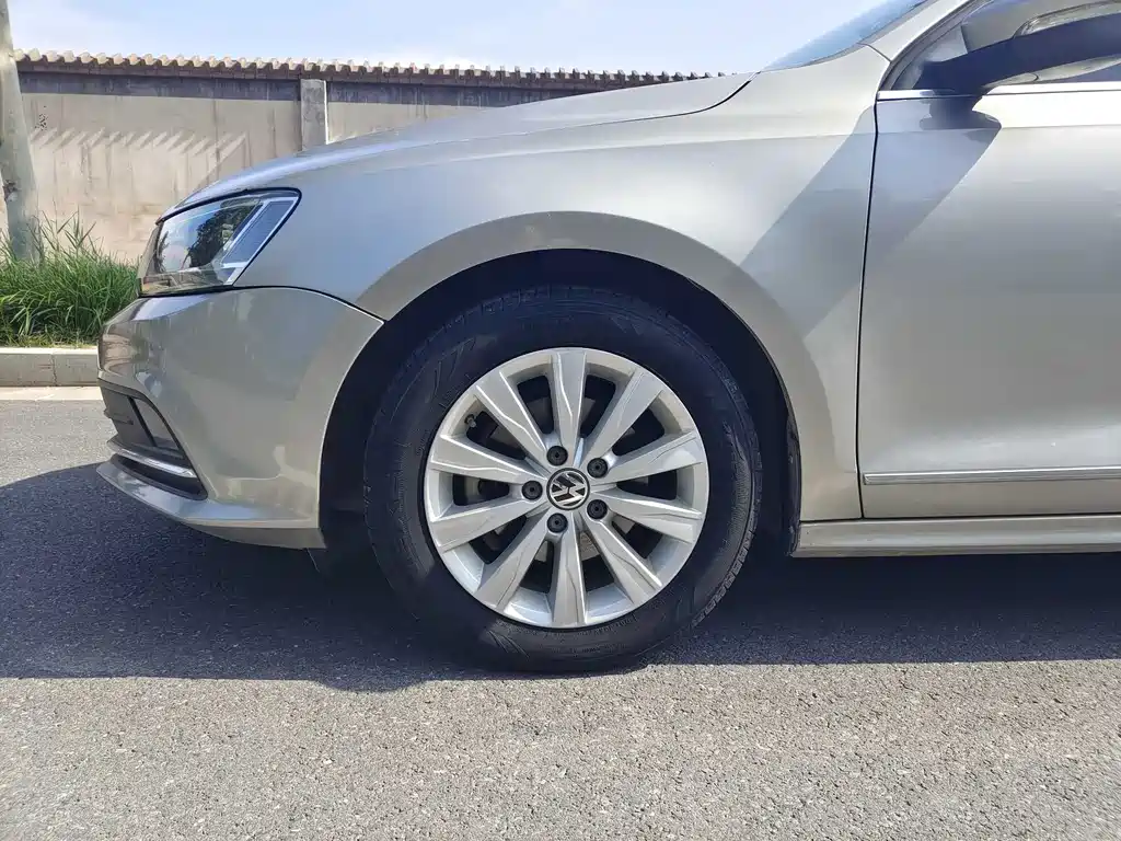 Volkswagen Sagitar 2015 1.6L AT Comfort