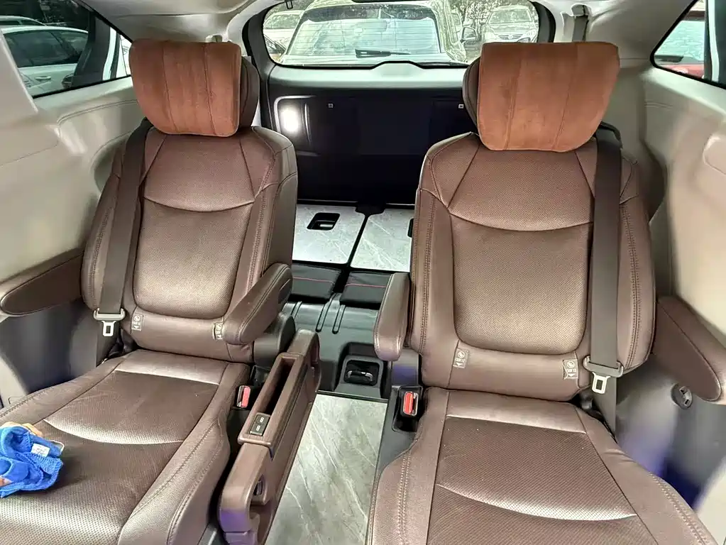 Toyota Sienna — миниатюра 14