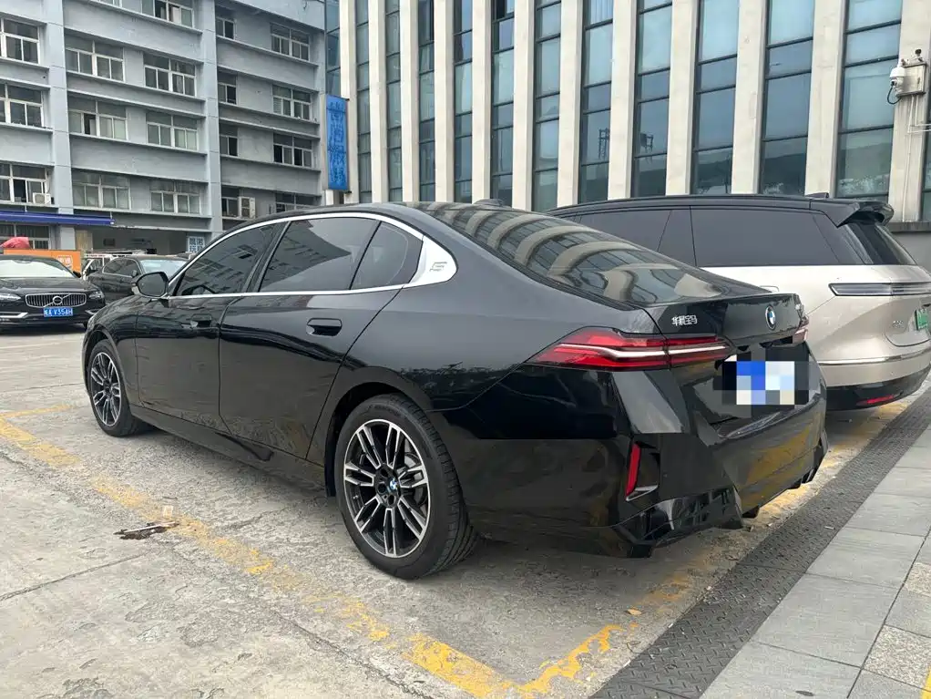 BMW 5 Series — миниатюра 7