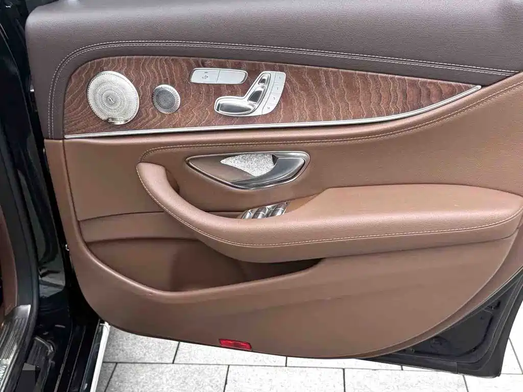 Mercedes-Benz E-Class — миниатюра 6