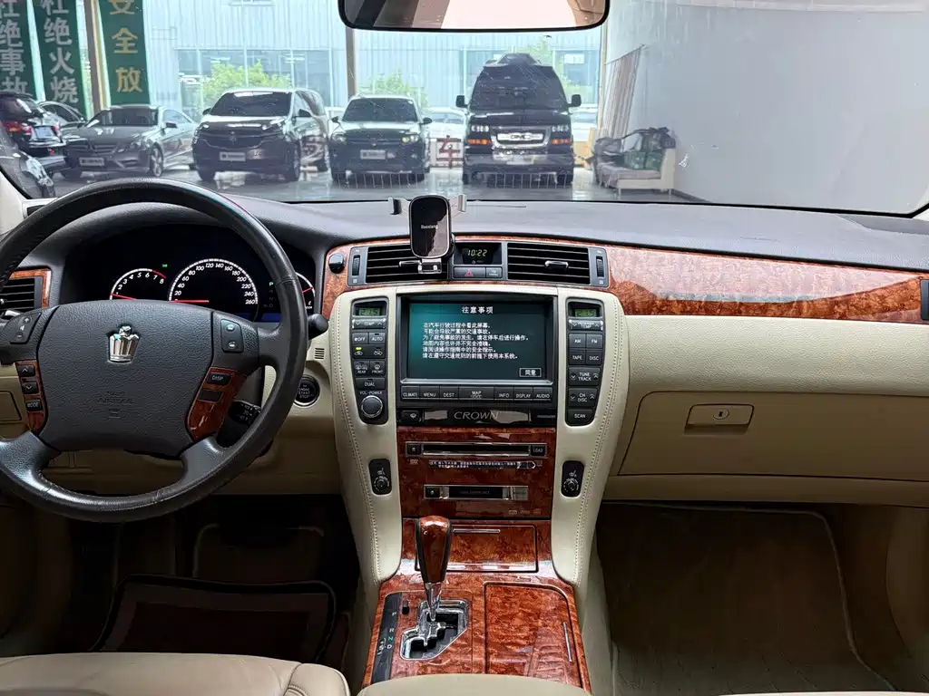 Toyota Crown — миниатюра 19
