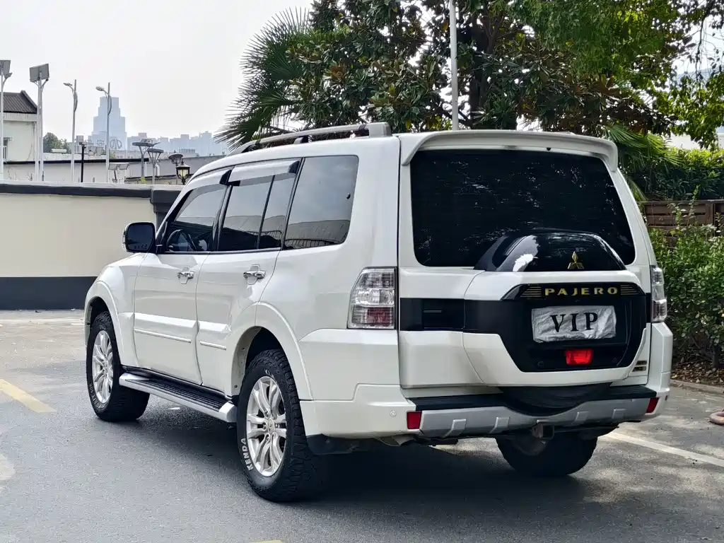 Mitsubishi Pajero (Import) — миниатюра 5