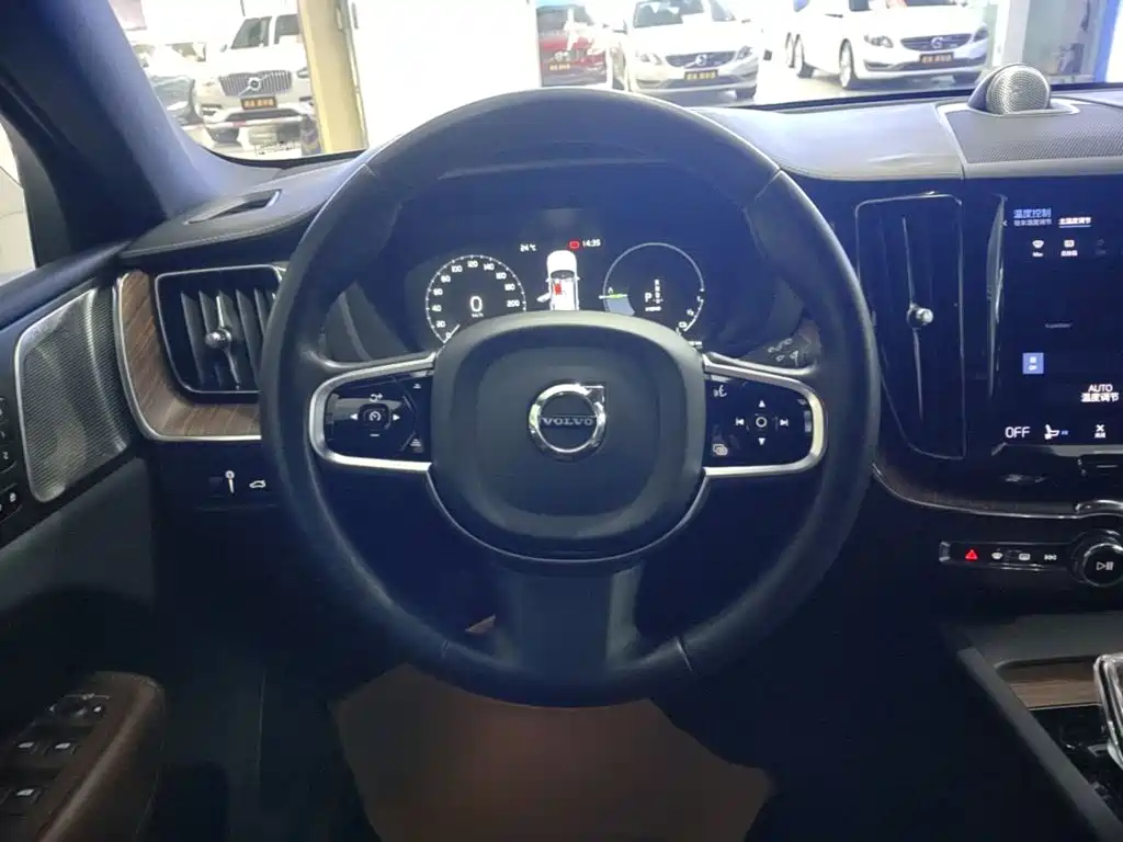 Volvo XC60 PHEV — миниатюра 11