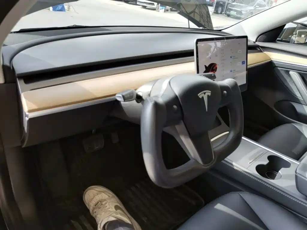 Tesla Model 3 — миниатюра 10