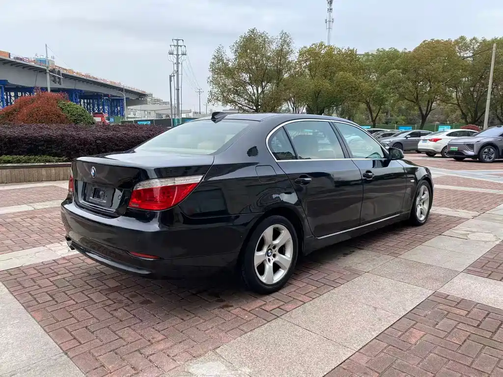BMW 5 Series — миниатюра 13