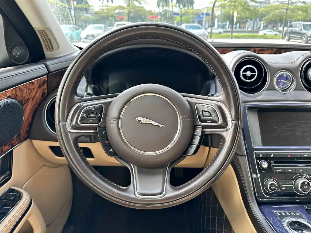 Jaguar XJ — миниатюра 8