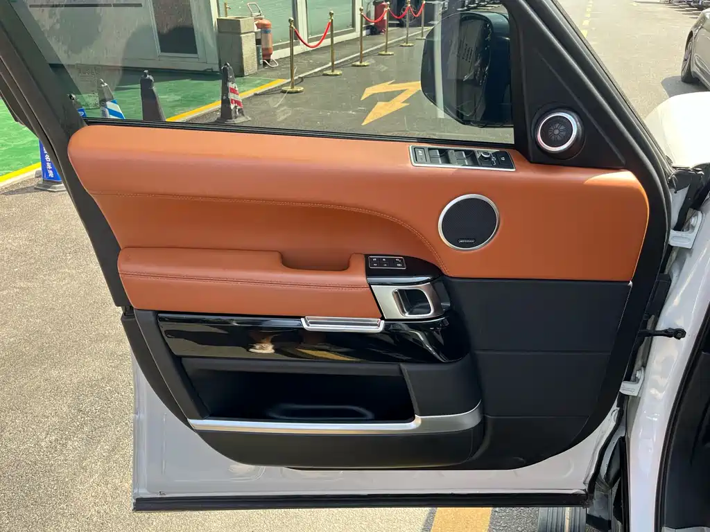 Land Rover Range Rover — миниатюра 6
