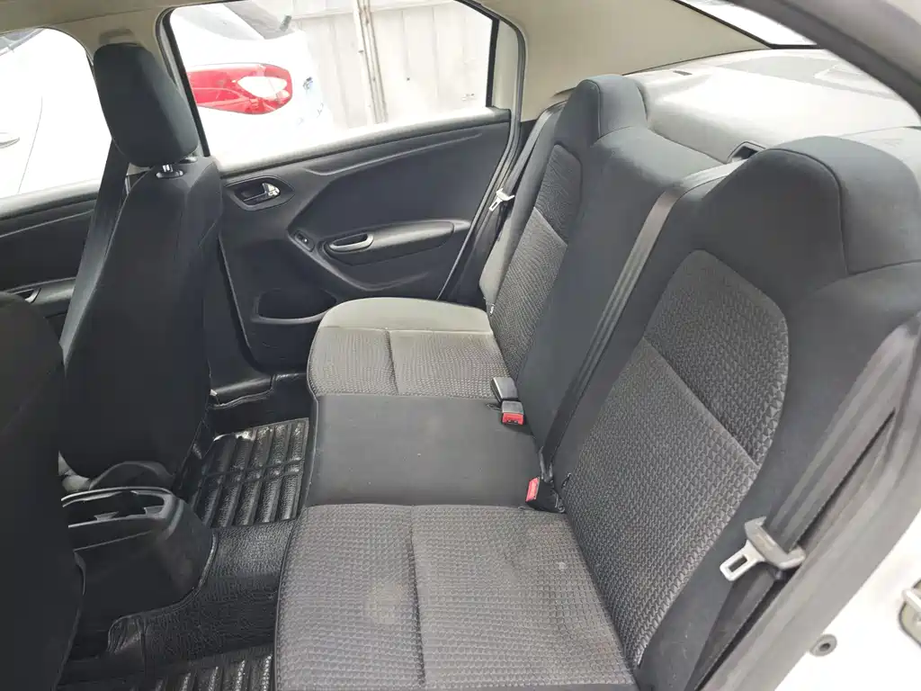 Peugeot 301 2014 1.6L MT Comfort