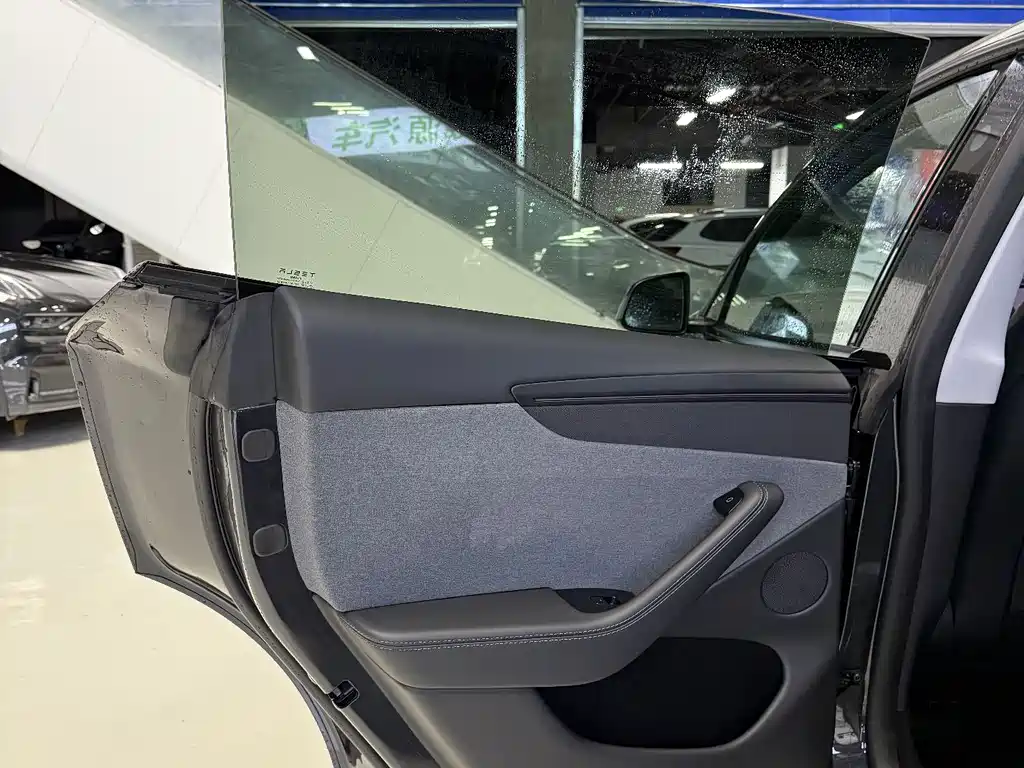 Tesla Model Y — миниатюра 8