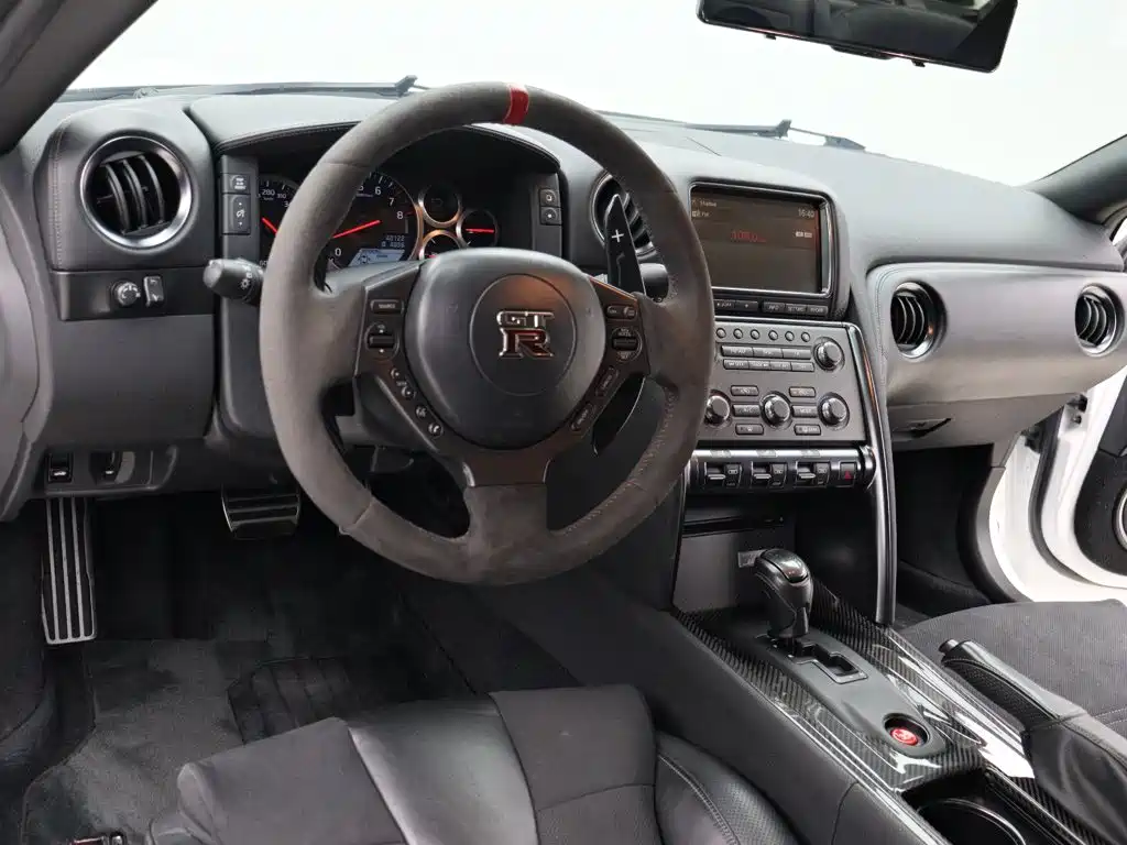 Nissan GT-R — миниатюра 8