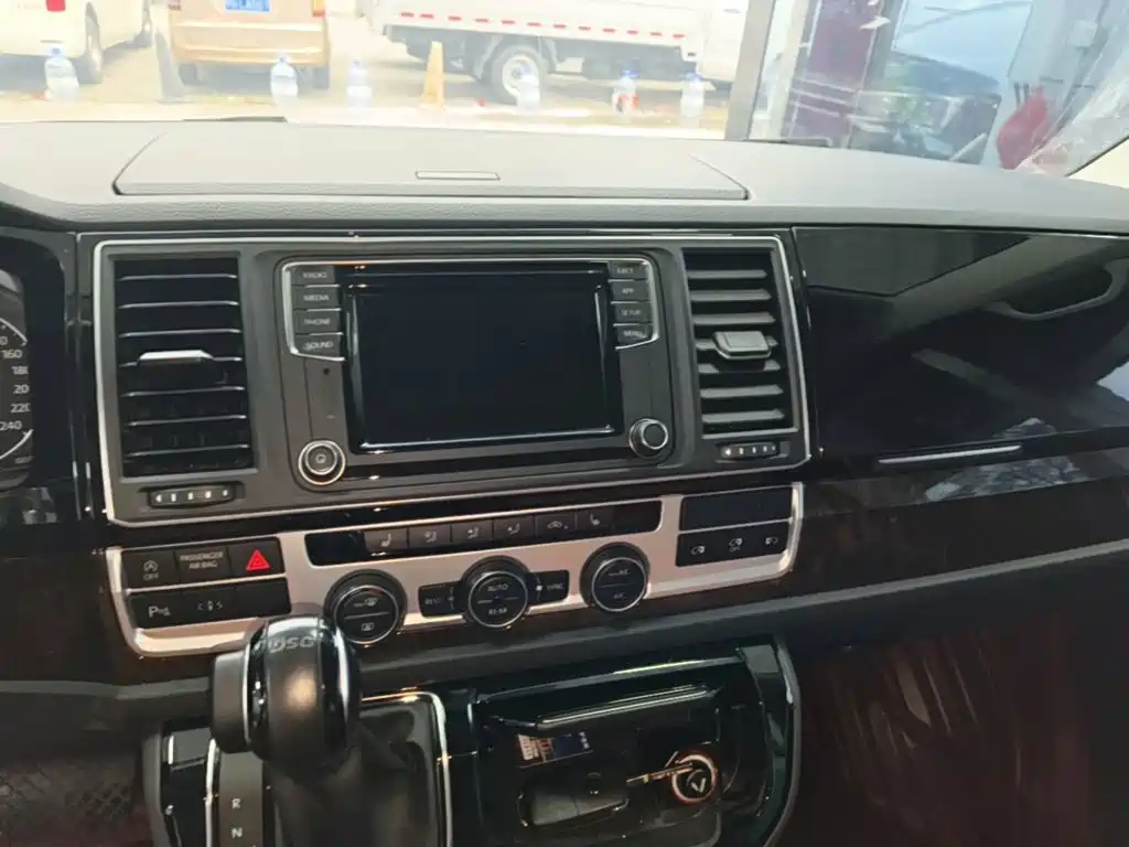 Volkswagen Multivan — миниатюра 13