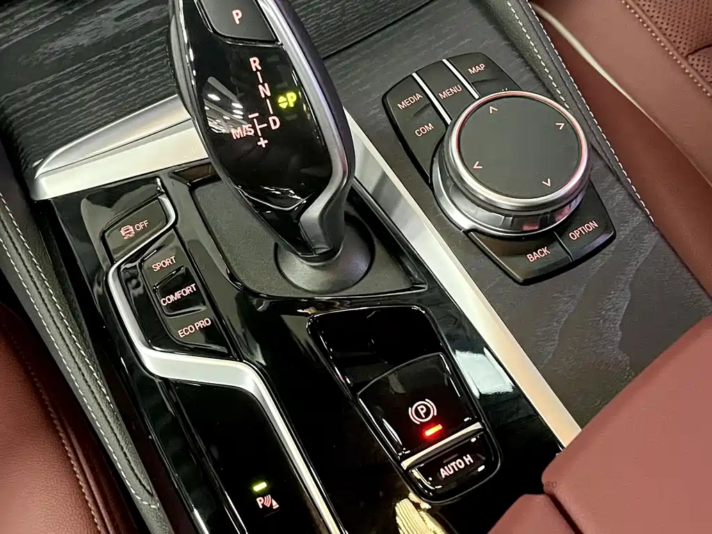 BMW 5 Series — миниатюра 8