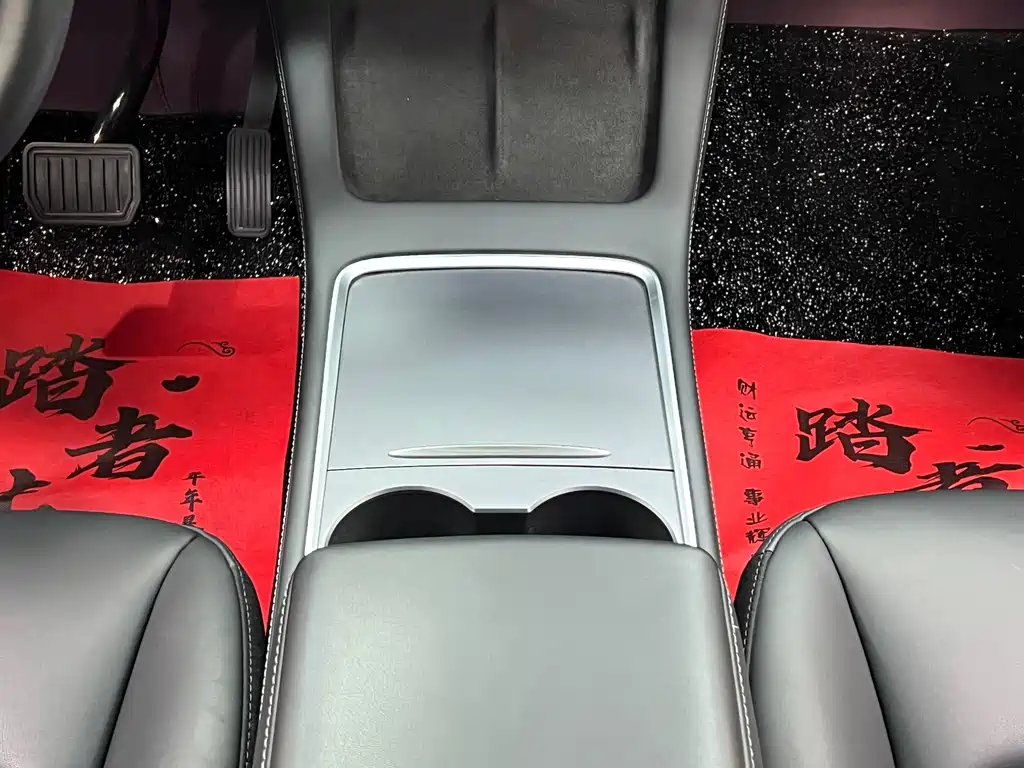 Tesla Model Y — миниатюра 26