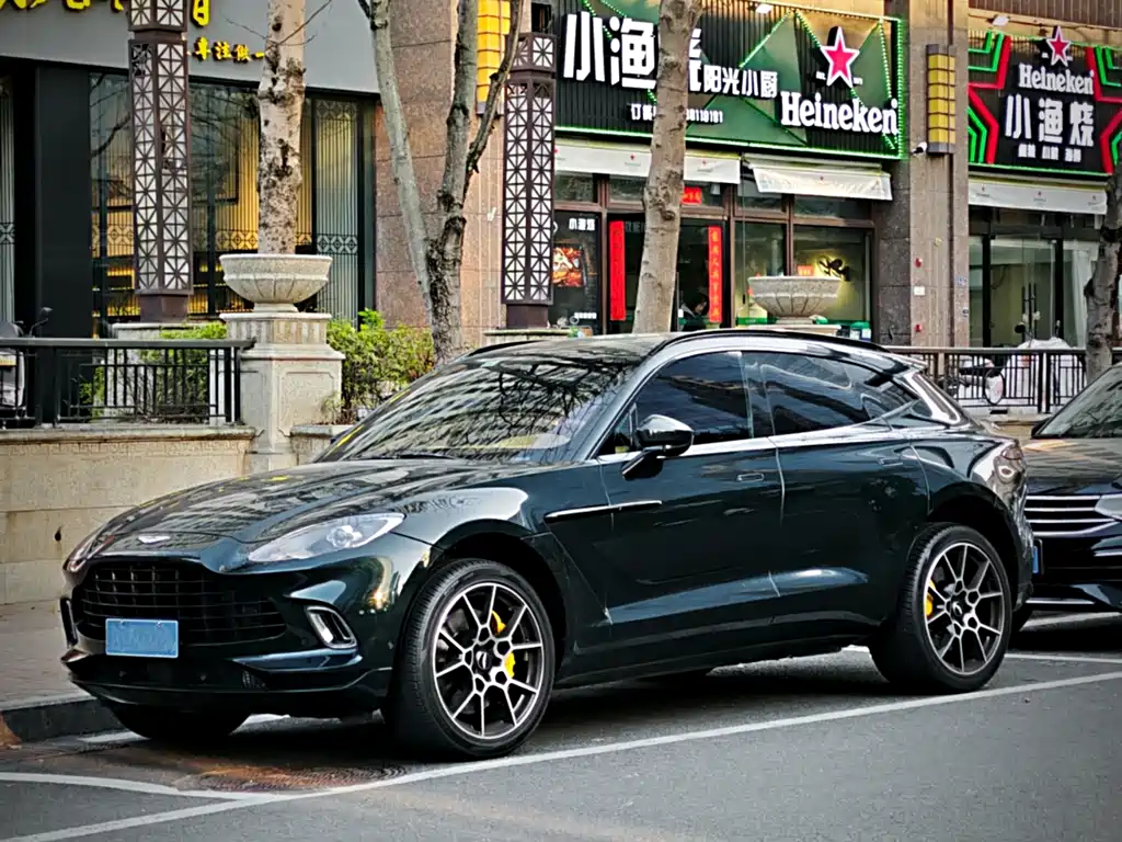 Aston Martin DBX 2021