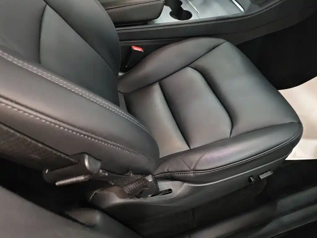 Tesla Model Y — миниатюра 25