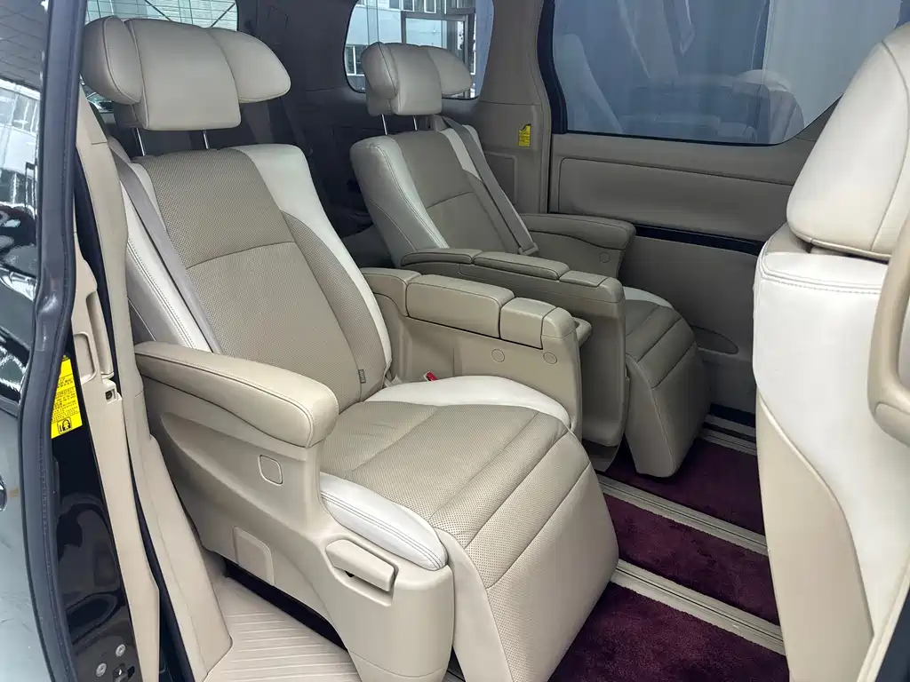 Toyota Alphard — миниатюра 33