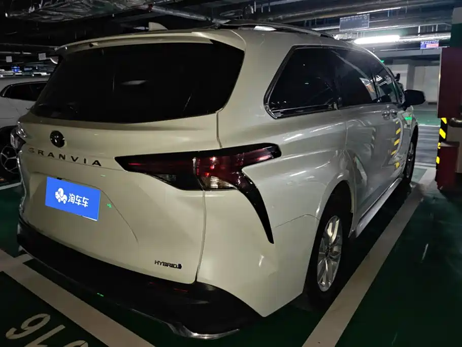 Toyota Granvia — миниатюра 3