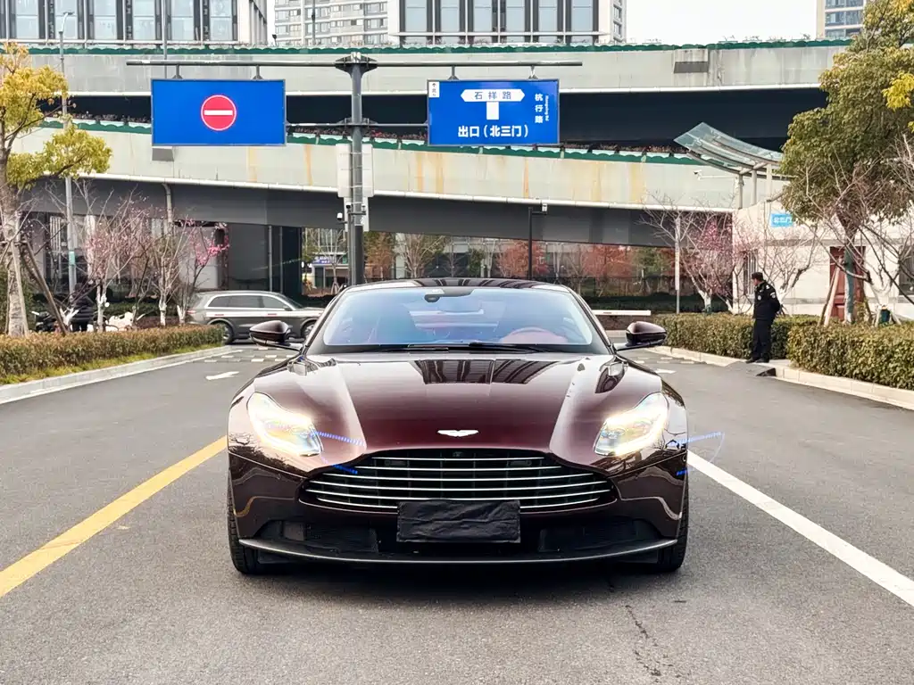 Aston Martin DB11 2018