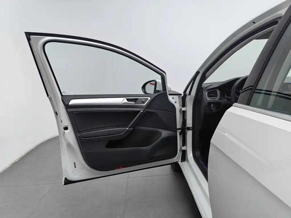 Volkswagen Golf EV — миниатюра 8
