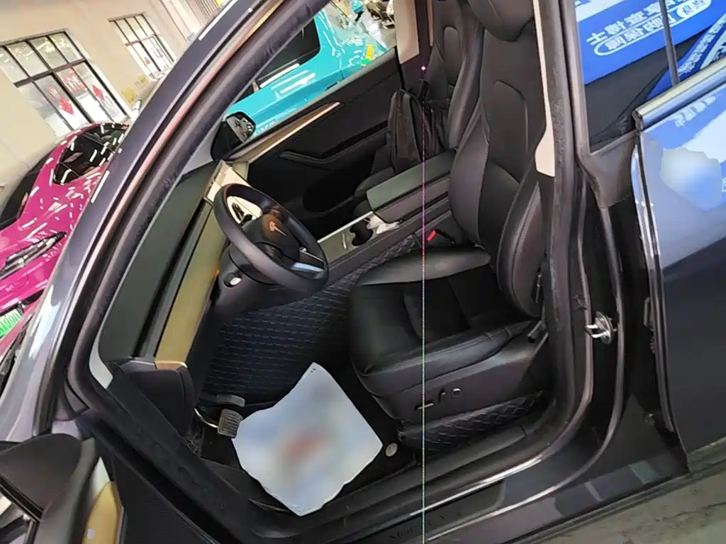 Tesla Model Y — миниатюра 15