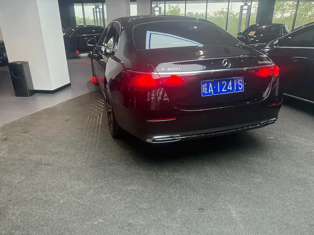 Mercedes-Benz E-Class — миниатюра 7