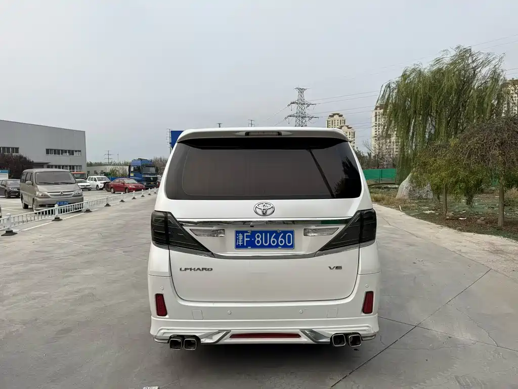 Toyota Alphard — миниатюра 8