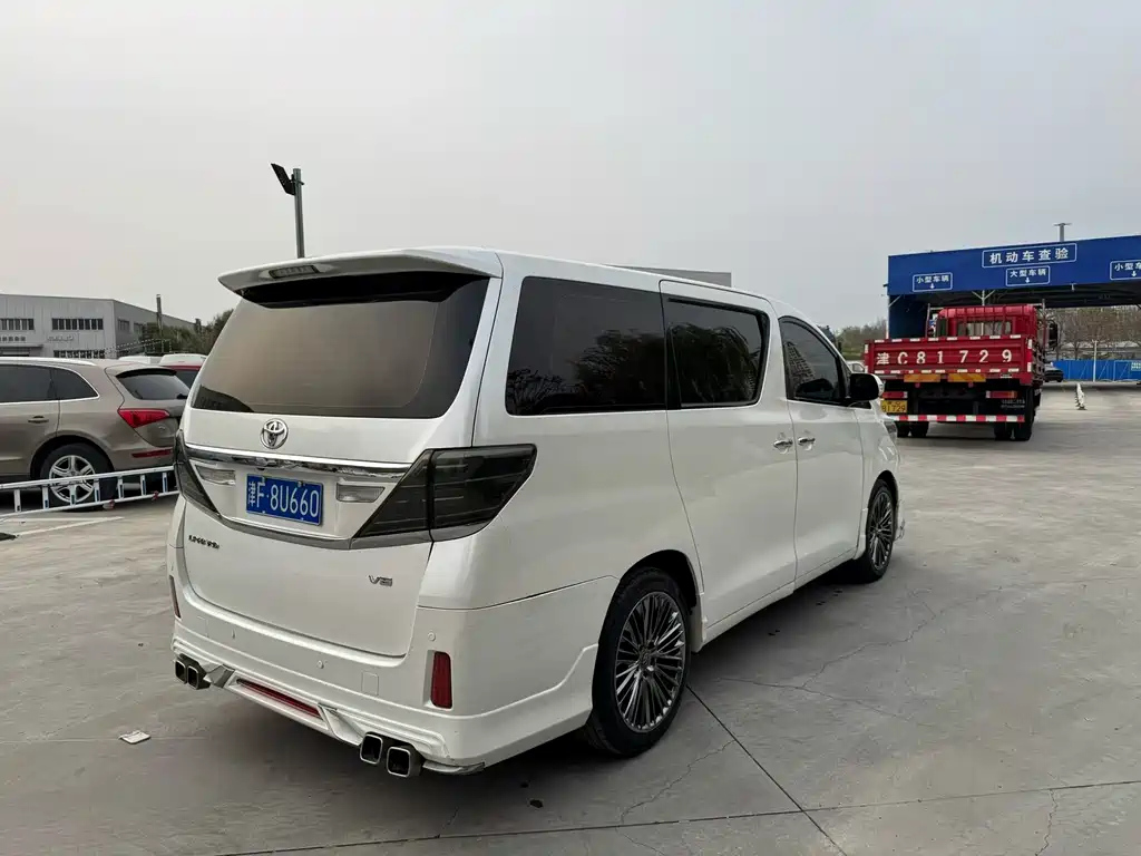 Toyota Alphard — миниатюра 9