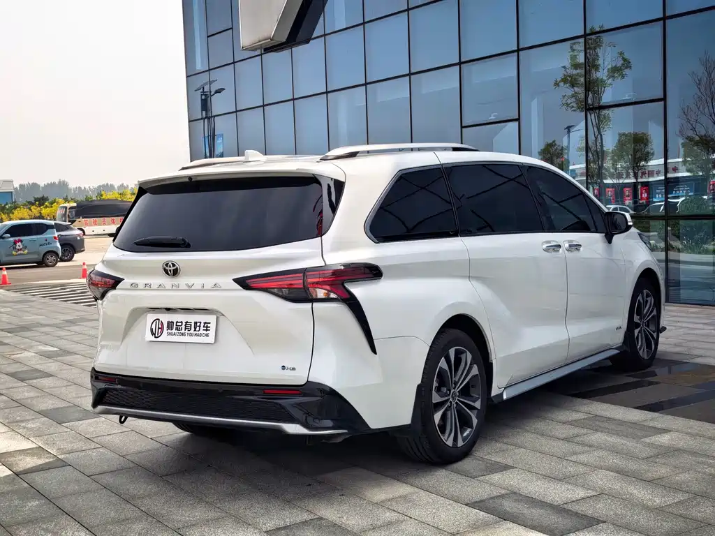 Toyota Granvia — миниатюра 5