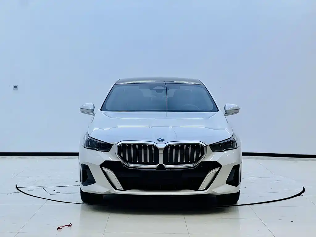 BMW 5 Series — миниатюра 10