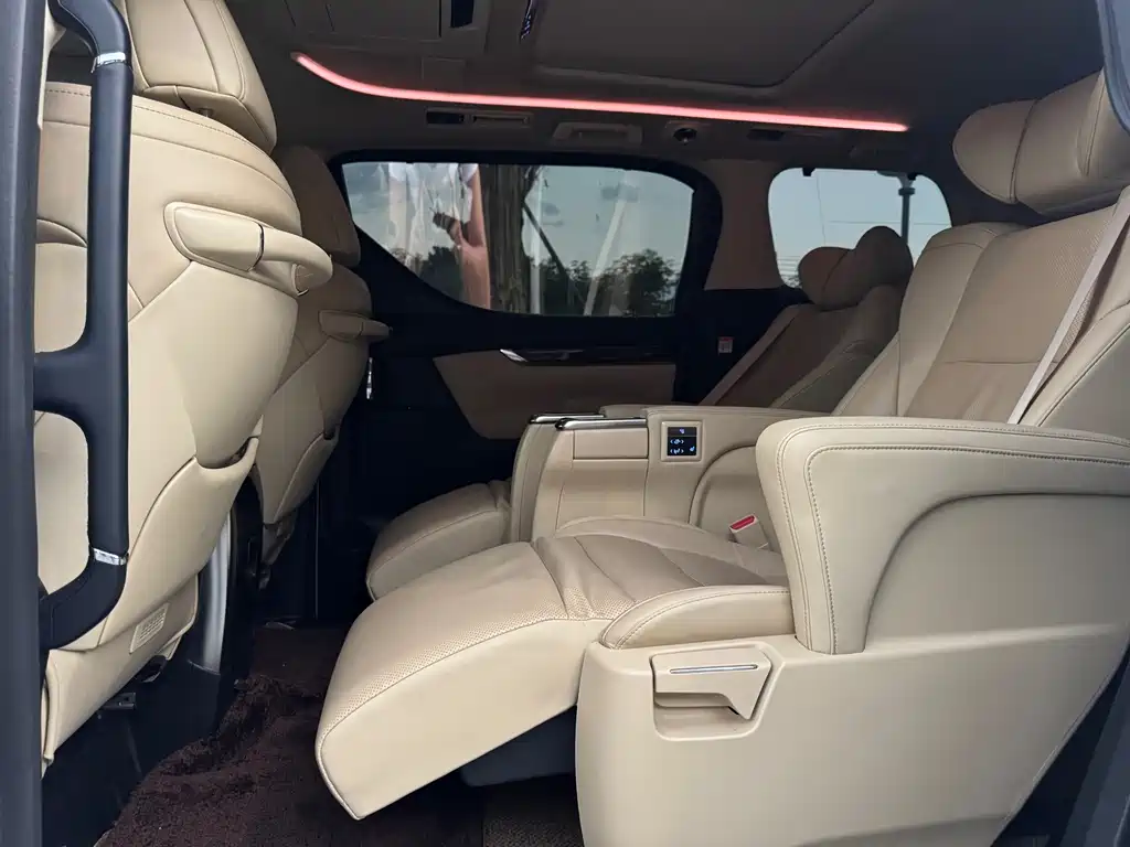 Toyota Alphard — миниатюра 14