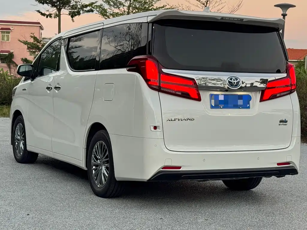 Toyota Alphard — миниатюра 6