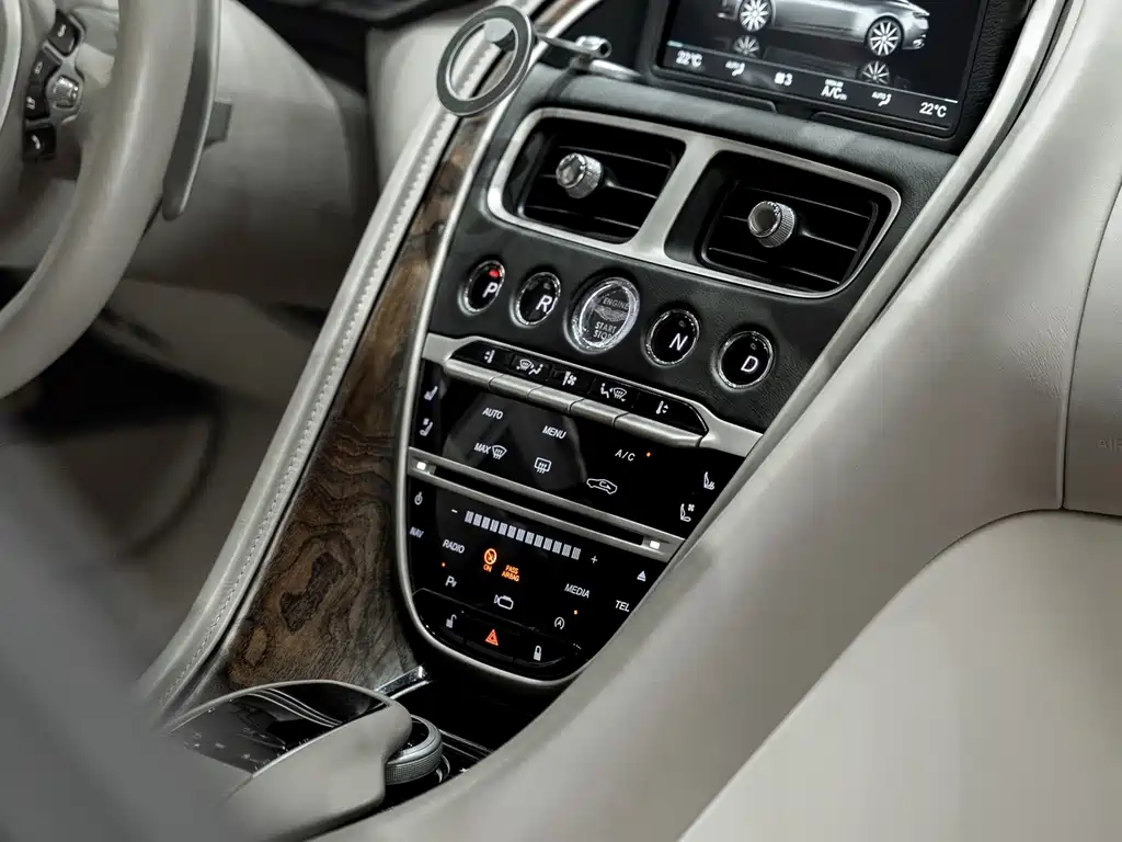 Aston Martin DB11 — миниатюра 12