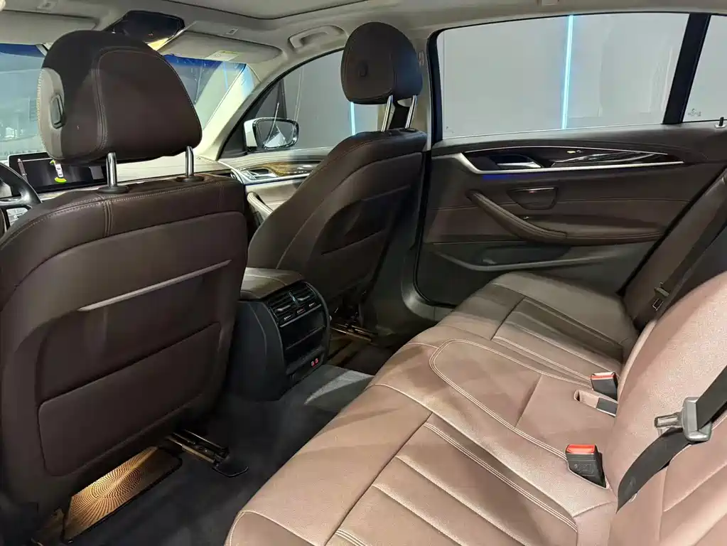 BMW 5 Series — миниатюра 10