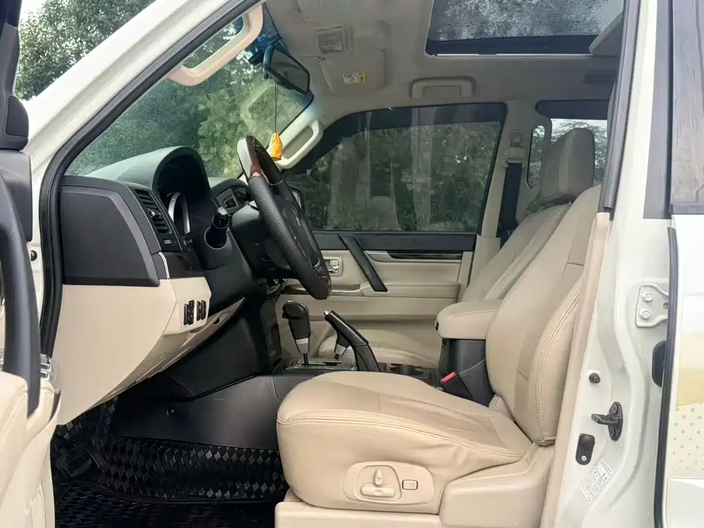 Mitsubishi Pajero (Import) — миниатюра 9