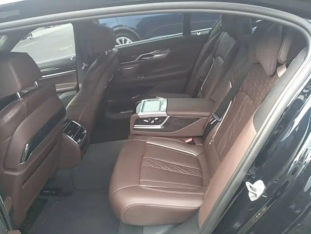 BMW 7 Series — миниатюра 17