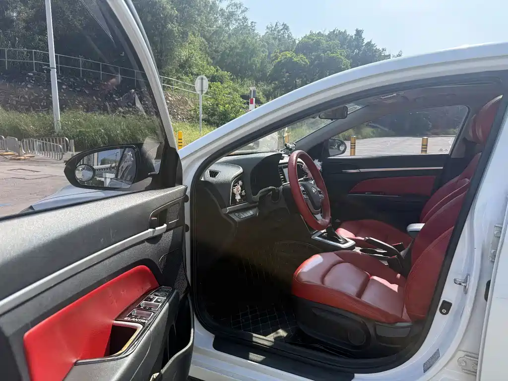 Hyundai Elantra — миниатюра 11