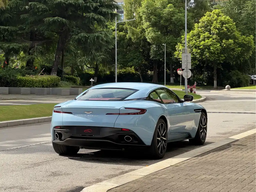 Aston Martin DB11 — миниатюра 6