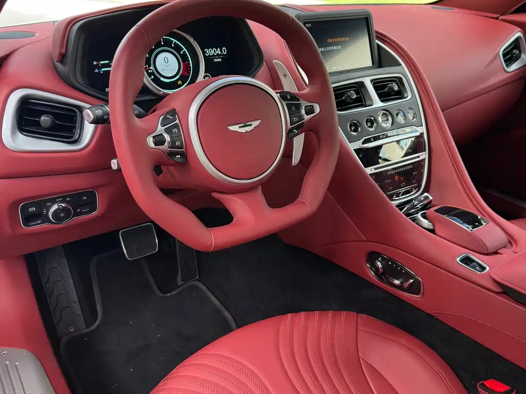 Aston Martin DB11 — миниатюра 9