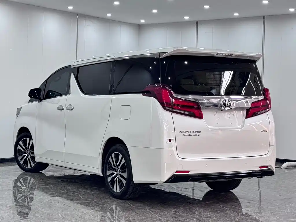 Toyota Alphard — миниатюра 4