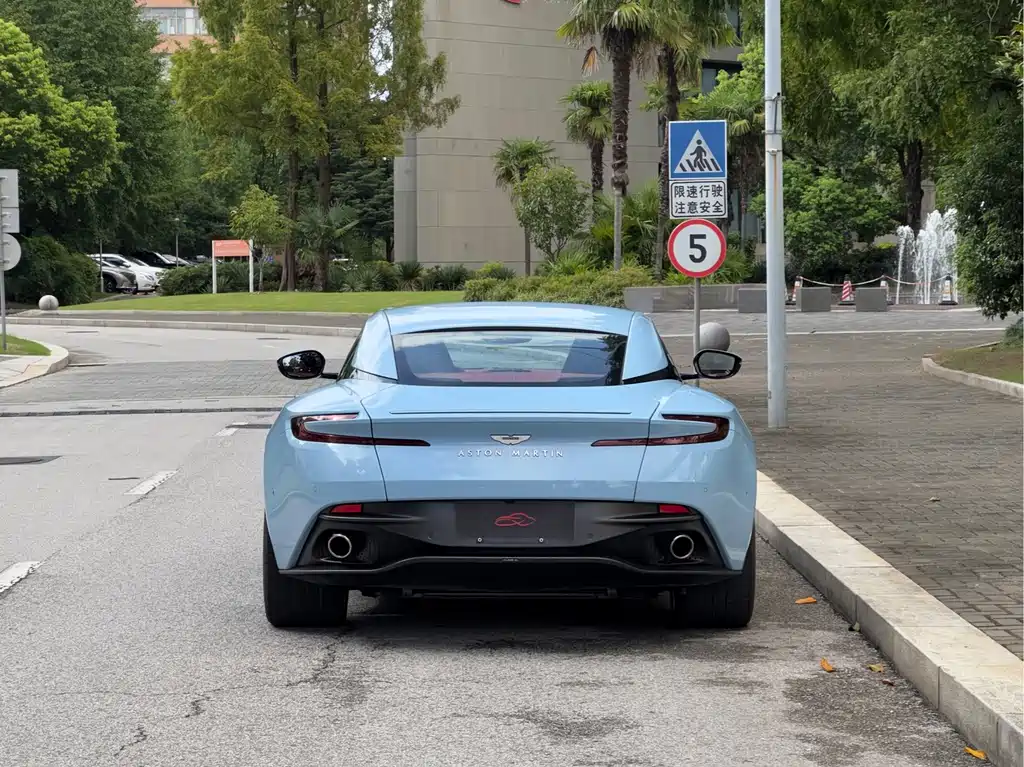 Aston Martin DB11 — миниатюра 4