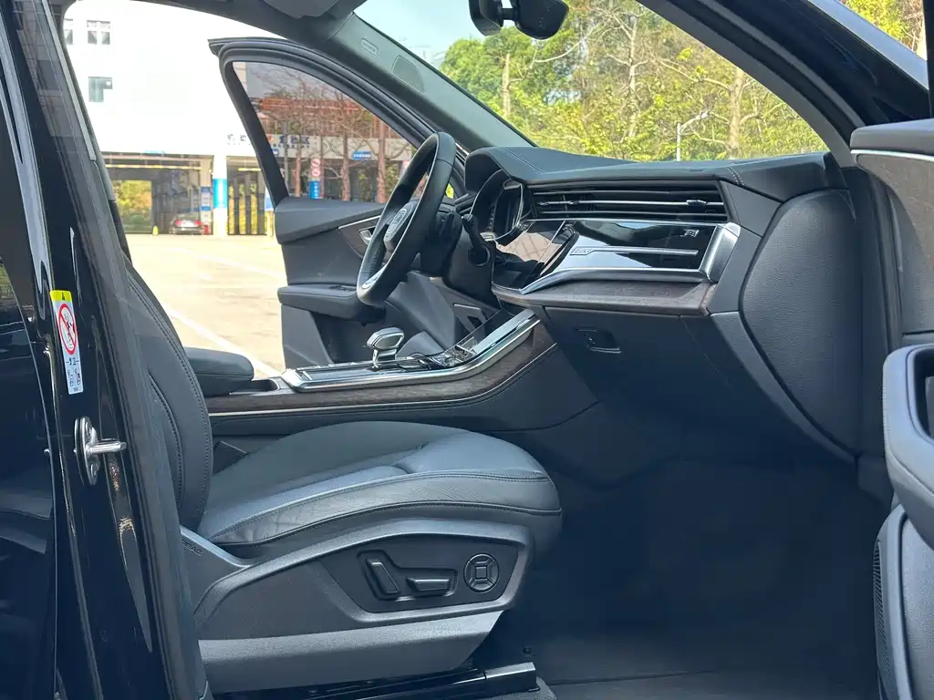 Audi Q7 2023 55 TFSI quattro S line Sport